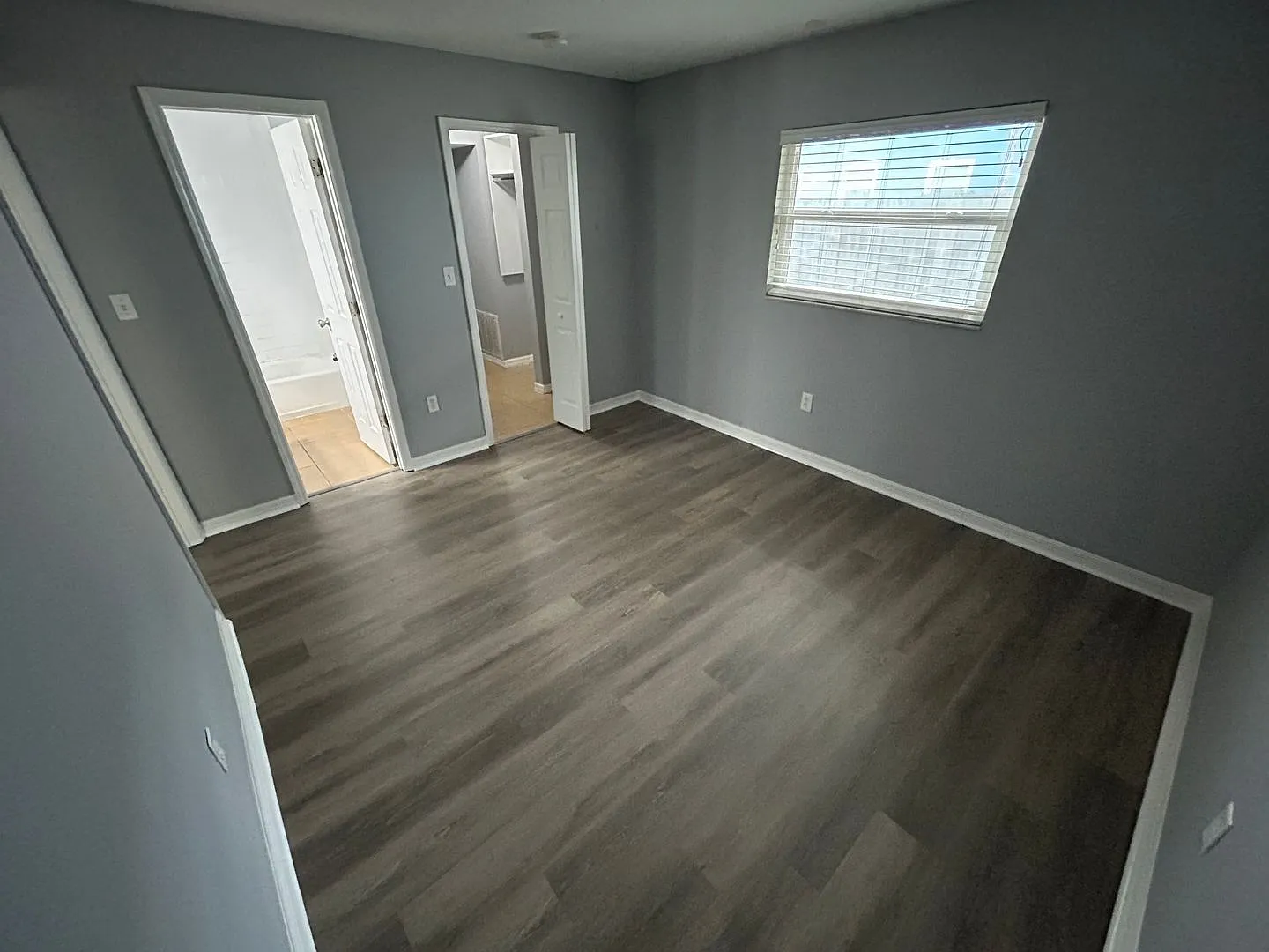 Amazing upstairs unit available, centrally located in Sarasota's best area. — Photo 3