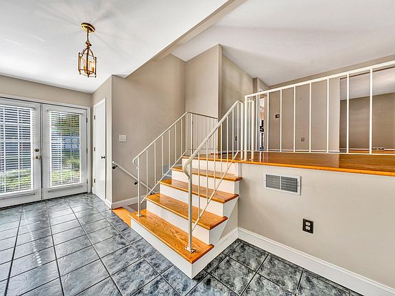 4th image of 3704 London Cir