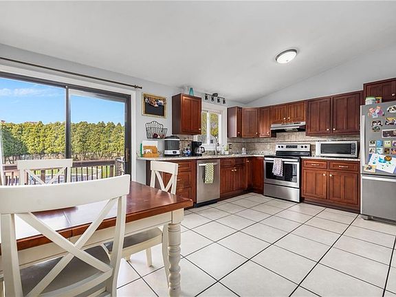 3rd image of 11 Nichole Ln