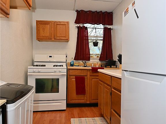 4th image of 131 Hall Ave