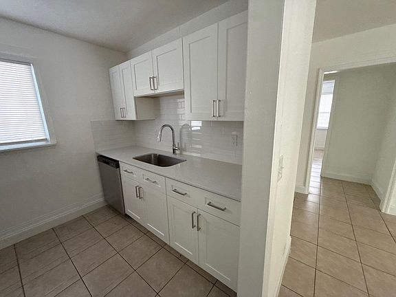 5th image of 429 SE Lake St