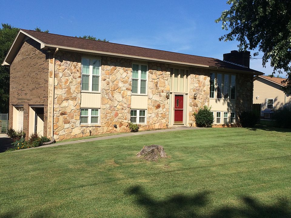 1st image of 320 Crestview Cir