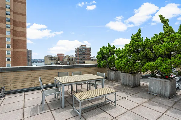 Sold by Julia B Fee Sotheby's International Realty | media 19