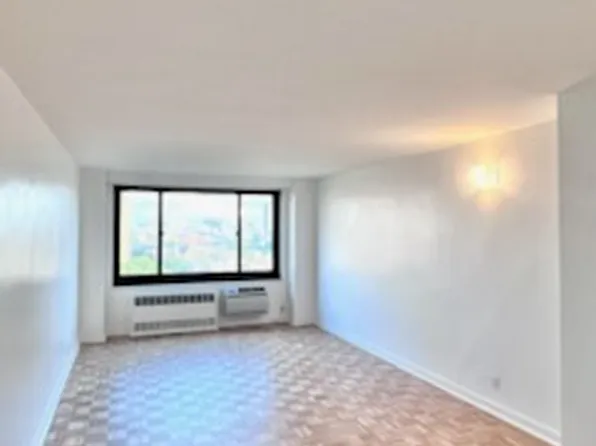 185 Hall Street 1706 image 2 of 18