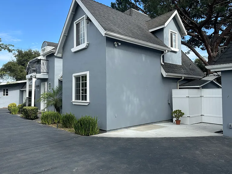1961 N Summit Ave — Photo 2
