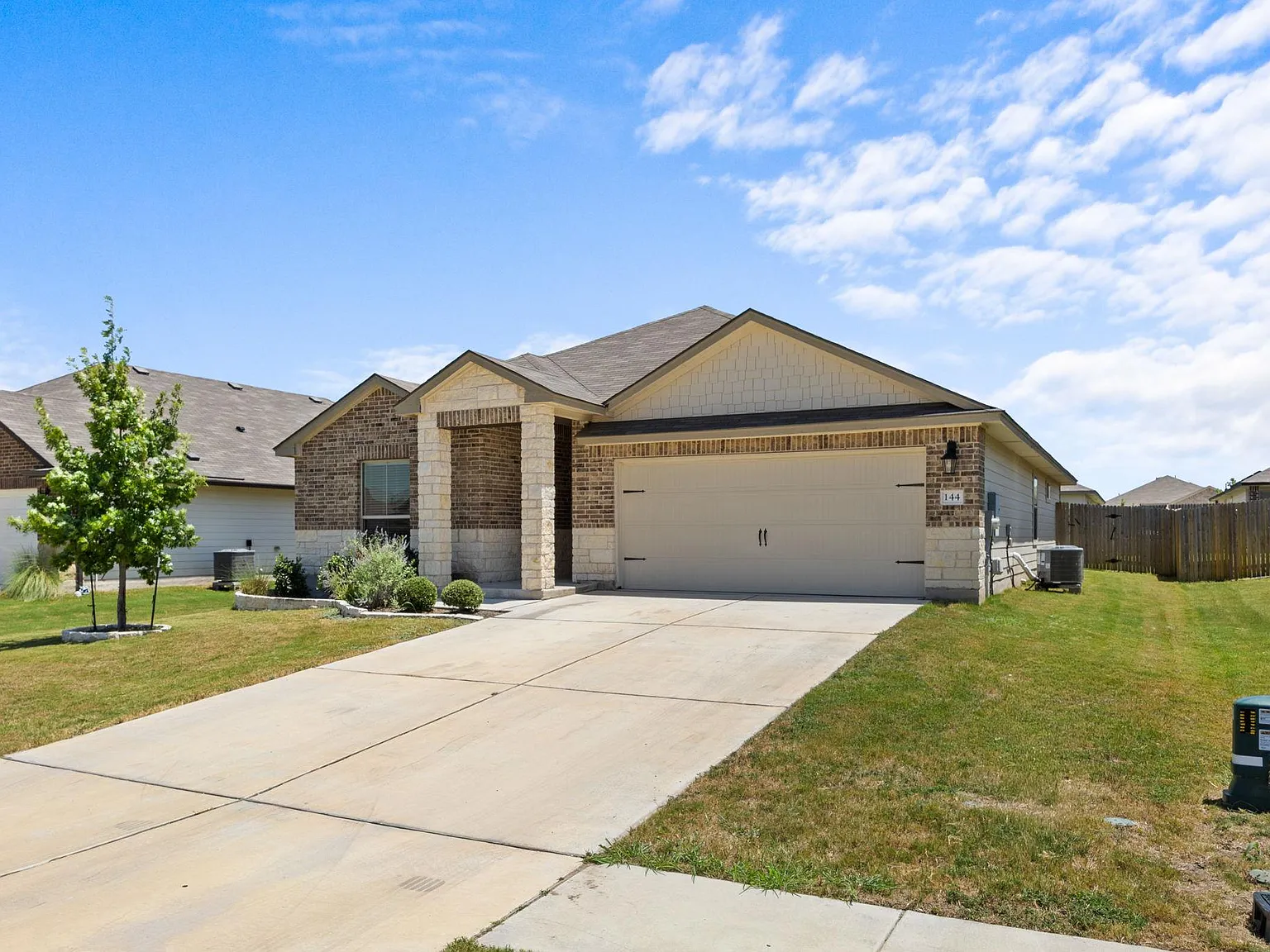 4 bed, 2.5 bath, 1963 sqft, $2,100 — Photo 2