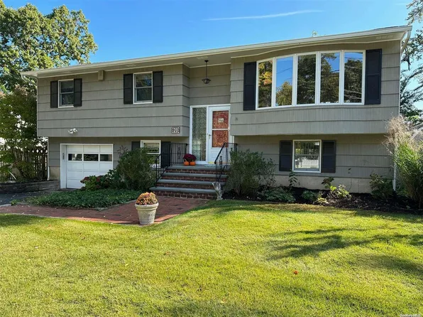 20 Hickory Road, Bayville, NY 11709