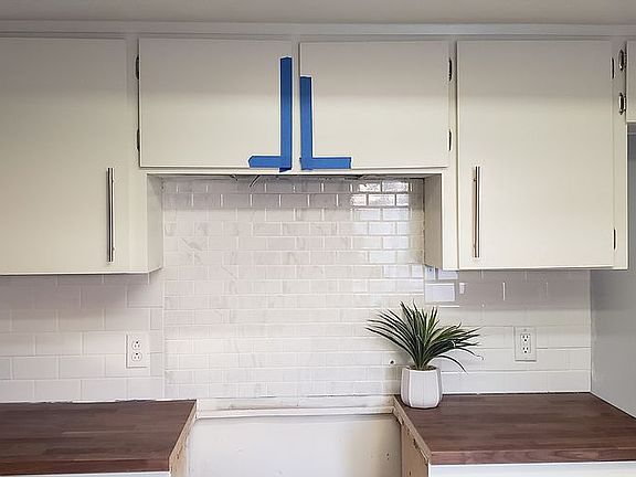 Gorgeous backsplash, counter