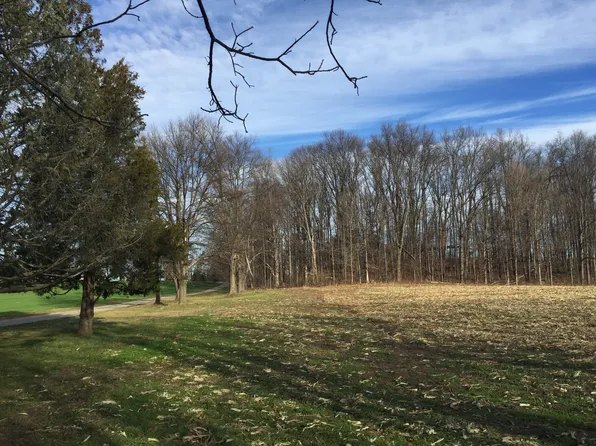 Meadowbrook Rd, Benton Harbor, MI 49022