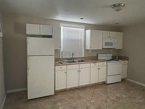 2nd image of 813 Kaye St
