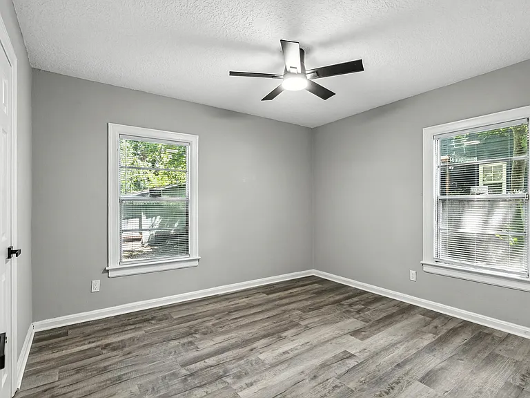 2039 Dellwood Ave — Photo 9