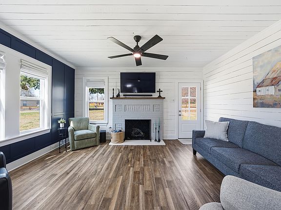 2nd image of 904 E College St