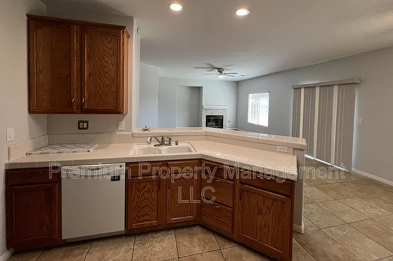 1003 Duxbury Ct — Photo 6