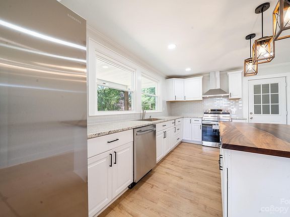 5th image of 2214 Russell Dr