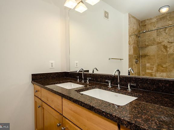 5th image of 2200 N Westmoreland St Unit 401