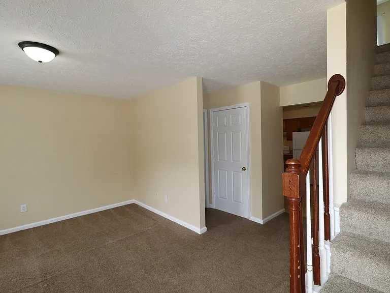 107 Floyd Ct — Photo 3