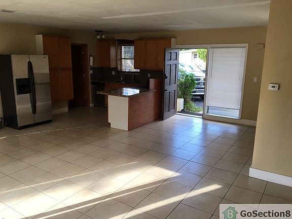 5th image of 284 NE 39th Ct