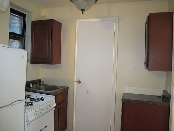 4th image of 318 E 106th St APT 13