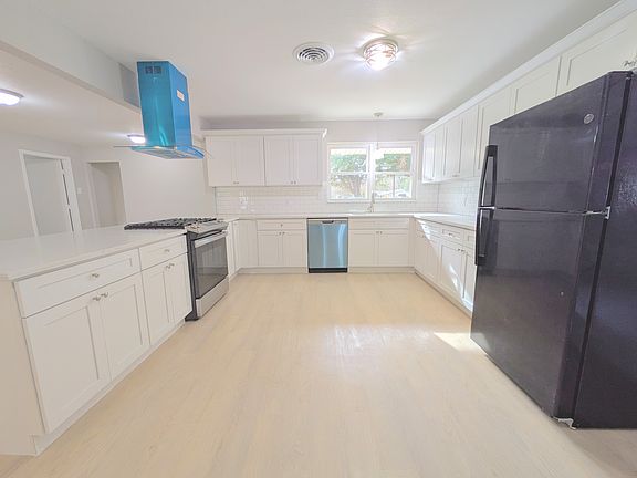 3rd image of 5276 Oak St