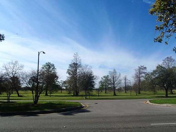 3rd image of 1037 Robert E Lee Blvd