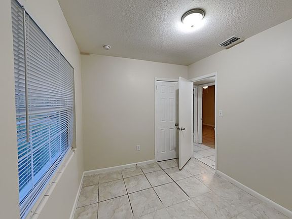 5th image of 2306 Fontainebleau Dr