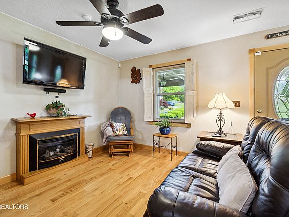 5th image of 143 Cherokee Cir