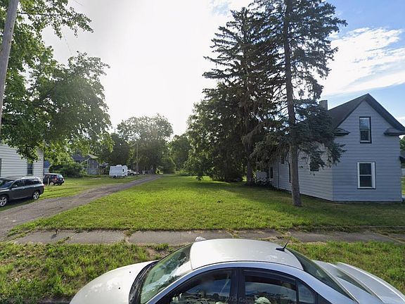 2nd image of 822 Blaine Ave