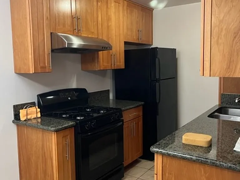 930 E 1st St #16 — Photo 9