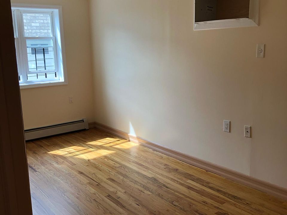 1st image of 922 E 222nd St #1