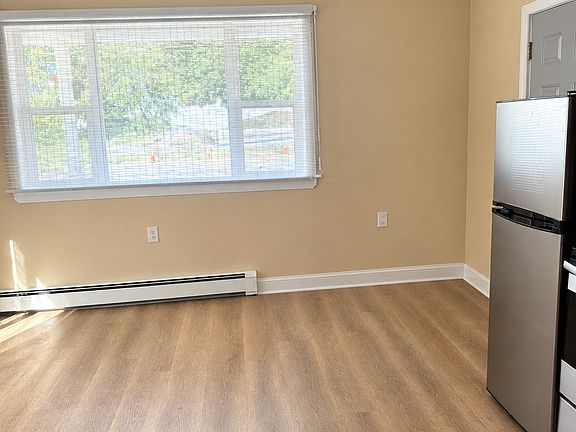 3rd image of 1147 Main St #3