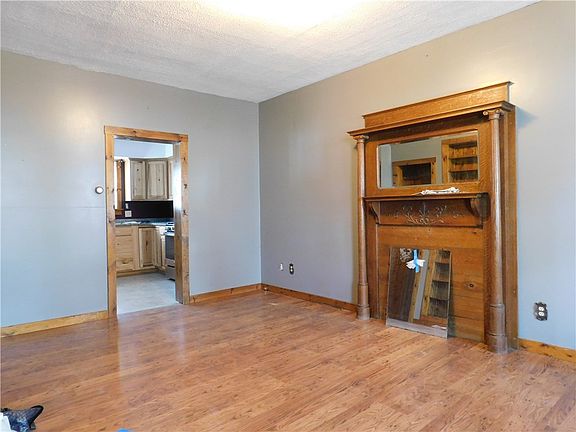 5th image of 138 W Elm St