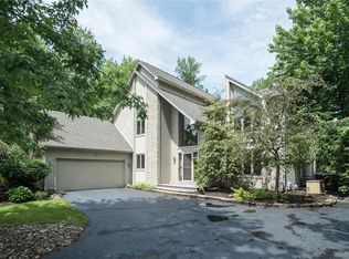 67 Dauphin Dr, Williamsville, NY 14221