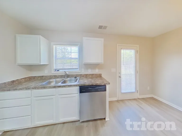 403 Parkstone Ct — Photo 6
