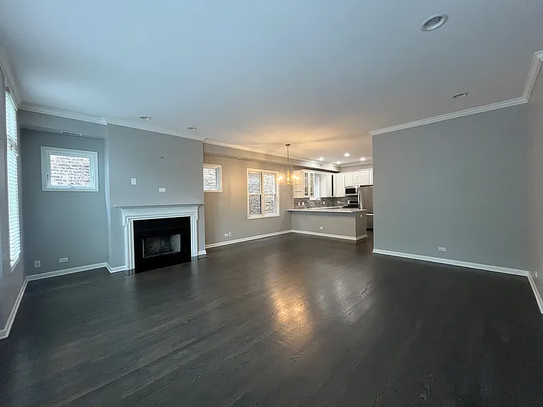540 W Oakdale Ave #2W — Photo 2