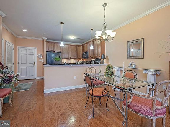 4th image of 2042 Crescent Way