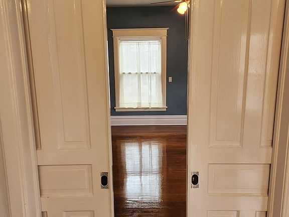 4th image of 605 E Washington St #B