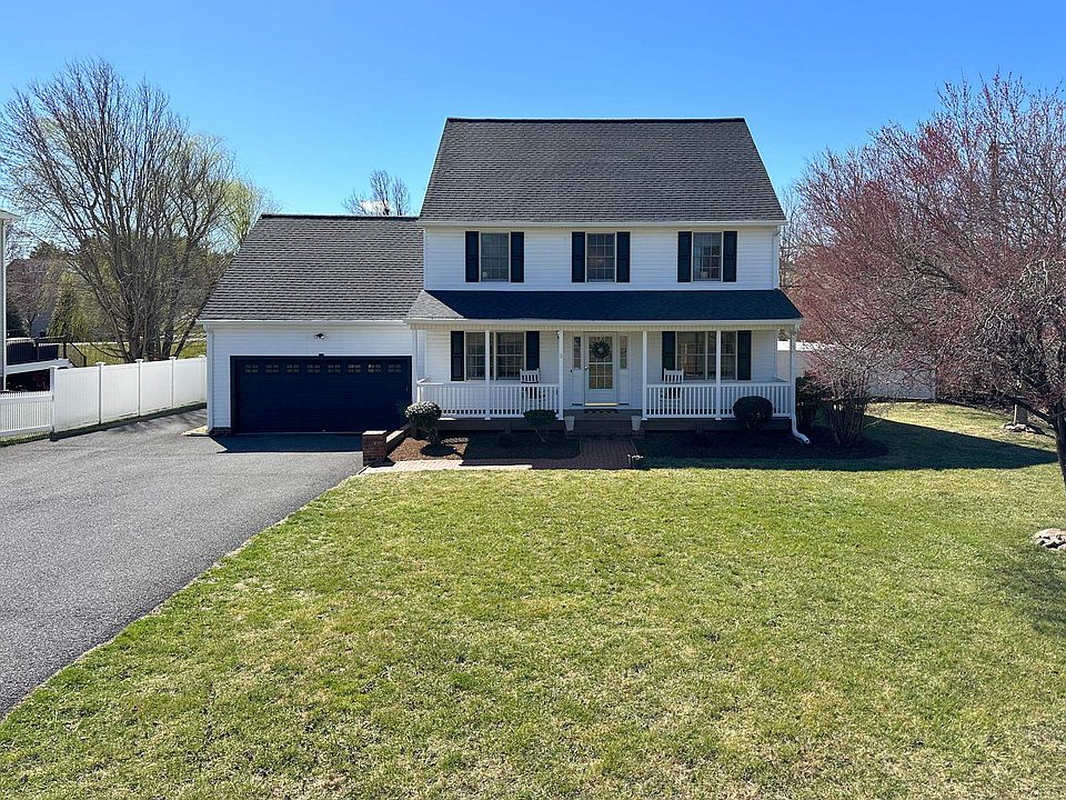 1st image of 5 Bridgeport Dr