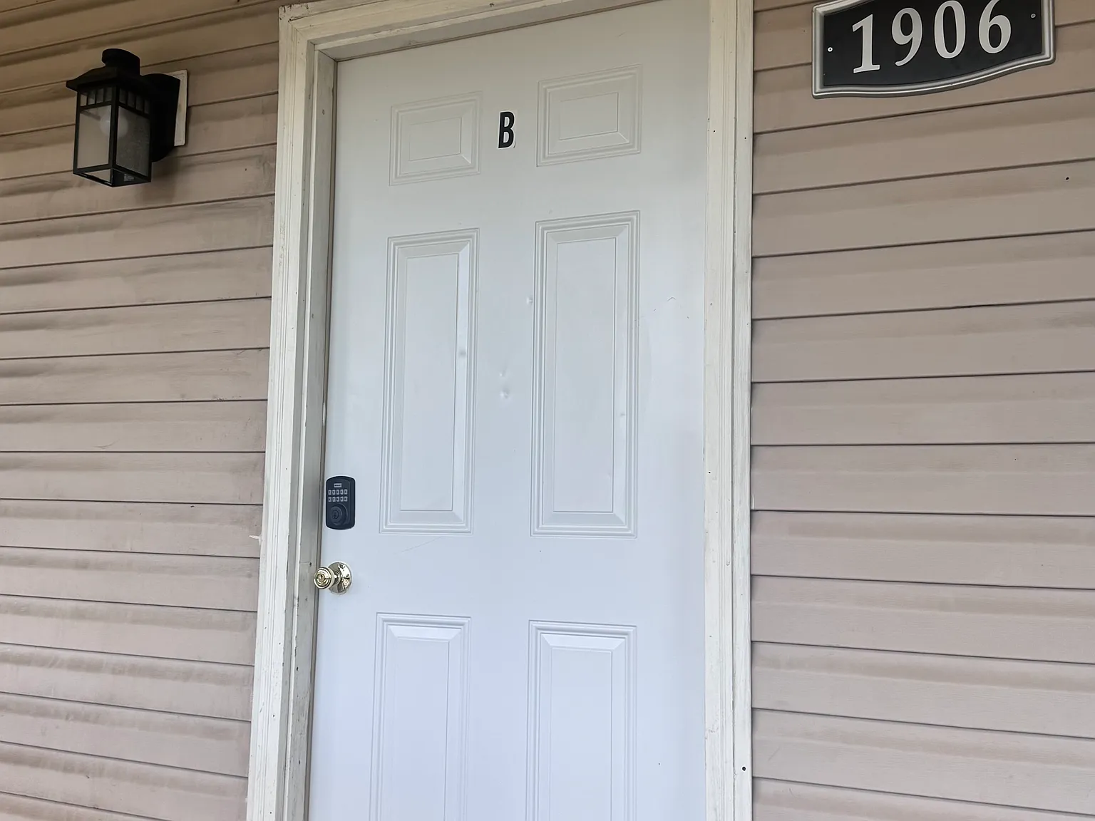 3 bed, 1.5 bath, 900 sqft, $1,750 — Photo 1