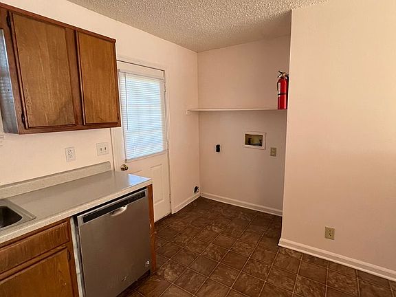 4th image of 215 Greenleaf Cir