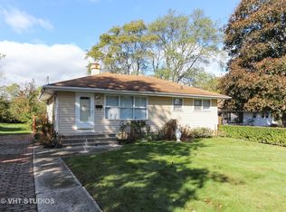 52 S Prairie Ave, Mundelein, IL 60060
