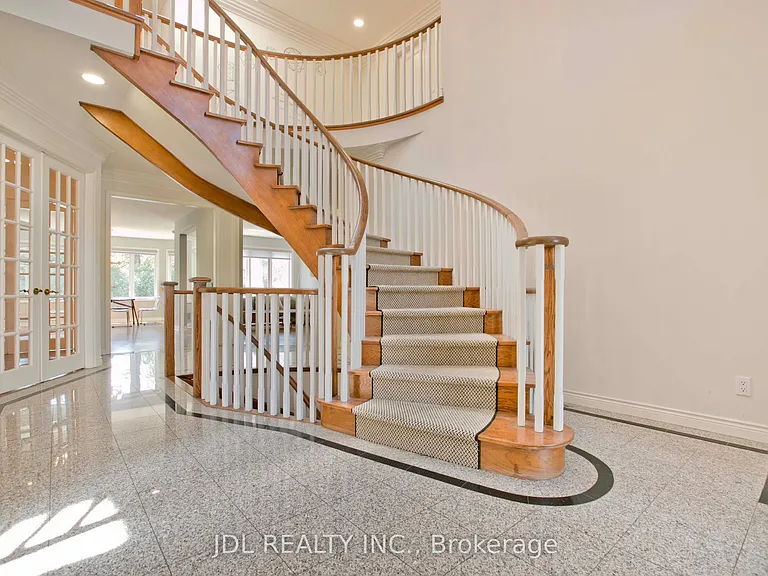 53 Aldershot Cres — Photo 18