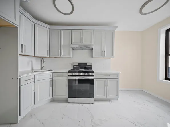 1372 Shakespeare Avenue image 2 of 12