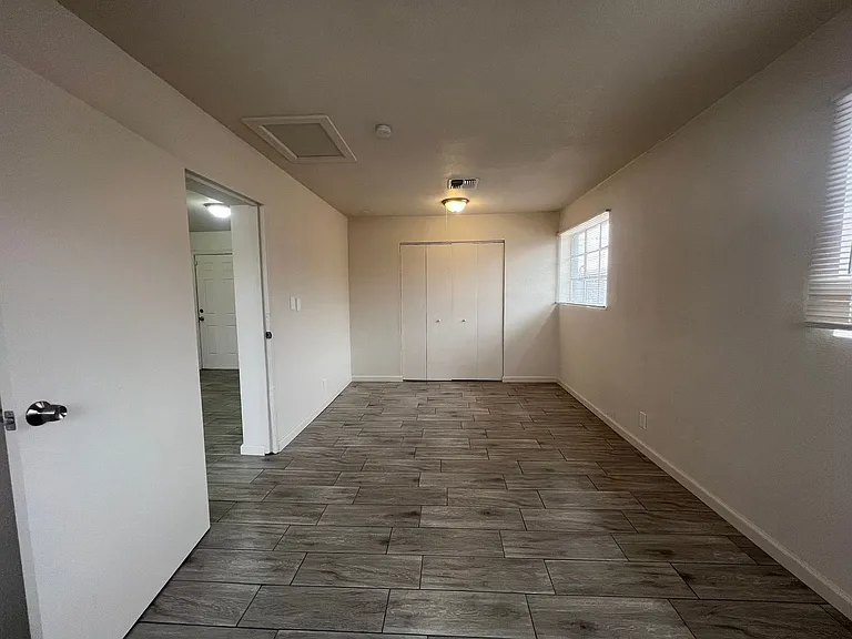 2233 E Wood St — Photo 11