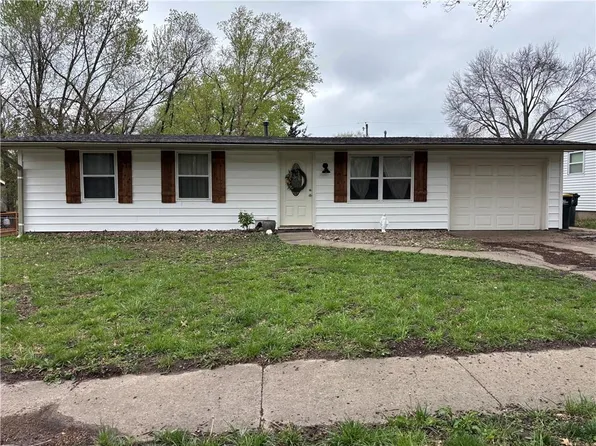 321 Holiday Dr, Lansing, KS 66043