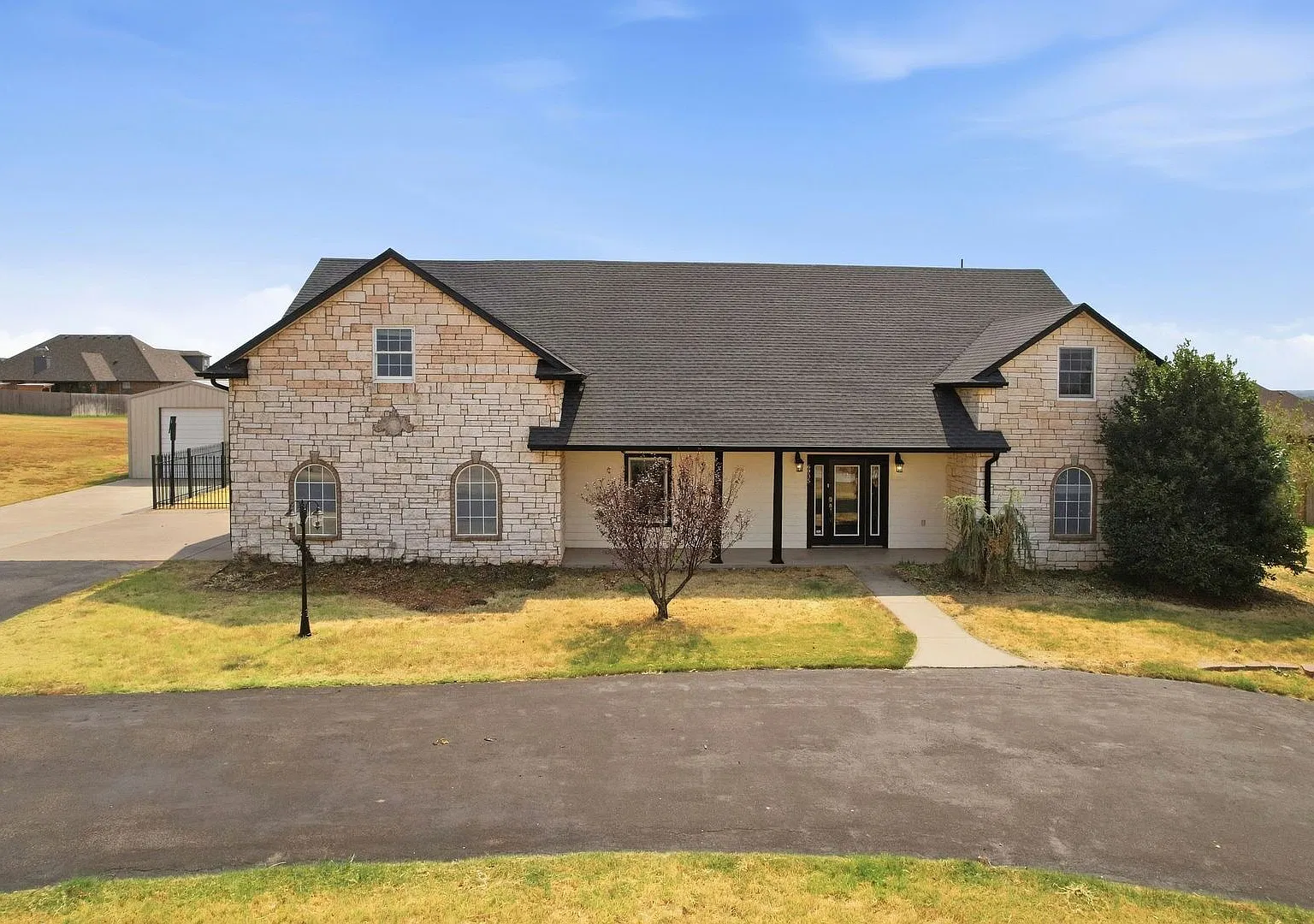 Large 5 Bedroom Home with In-ground Pool, Storm Cellar and Workshop — Photo 1