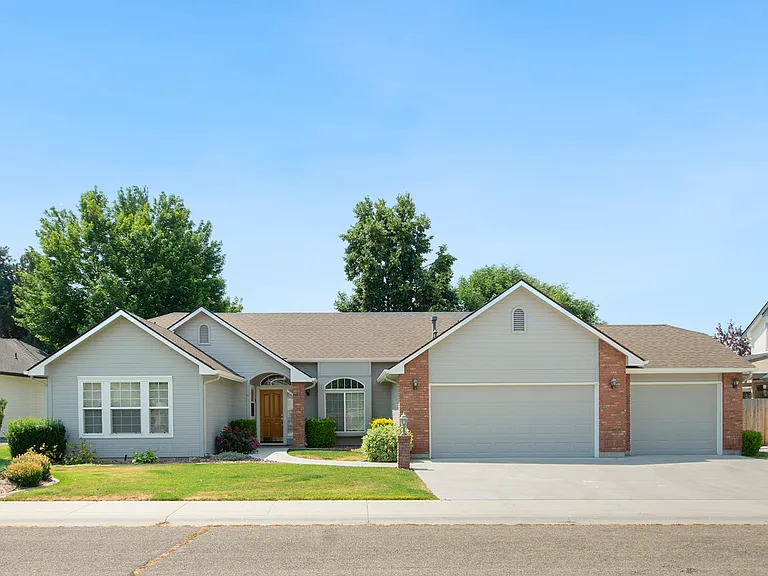 2319 E Gleneagle Dr — Photo 1