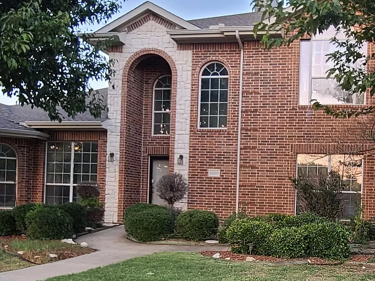 1200 Oakley Dr — Photo 1