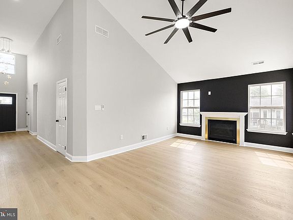 3rd image of 402 Park Ave