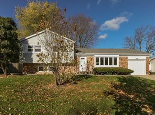 750 Windsor Dr, Crystal Lake, IL 60014
