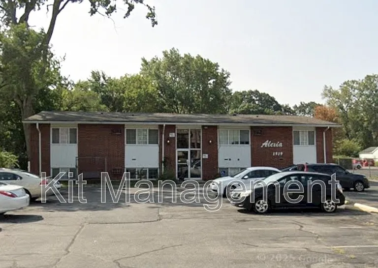 1919 W Alexis Rd — Photo 9